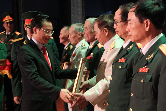 Bí thư Thành ủy Đà Nẵng Nguyễn Xuân Anh trao Huân chương Bảo vệ Tổ quốc cho 36 đồng chí nguyên là cán bộ lãnh đạo, chỉ huy các cấp trong Quân đội Nhân dân Việt Nam 
