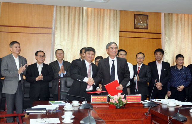 Đại diện Viện Hàn Lâm KH&CN Việt Nam và UBND TP. Đà Nẵng ký kết thỏa thuận hợp tác KH&CN giai đoạn 2017-2020.