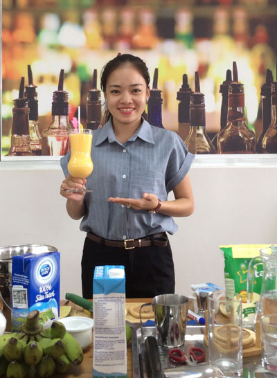 Sinh viên ngành Du lịch Trường Đại học Đông Á thực hành pha chế cocktail từ các nguyên liệu hoàn toàn của Việt Nam, theo các công thức của “phù thủy” Nguyễn Xuân Ra.