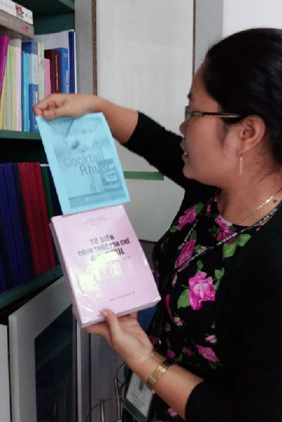 Cô Kim Thoa (ảnh) giới thiệu các cuốn sách pha chế quý giá ông Ra tặng cho trường.