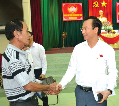 Bí thư Thành ủy, Chủ tịch HĐND thành phố Nguyễn Xuân Anh (phải) lắng nghe, chia sẻ tâm tư với cử tri tại buổi tiếp xúc ở quận Hải Châu. Ảnh: VIỆT DŨNG