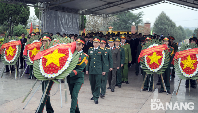 Bộ Tư lệnh Quân khu 5 và các lực lượng vũ trang đặt vòng hoa tại Nghĩa trang Liệt sĩ Gò Cao