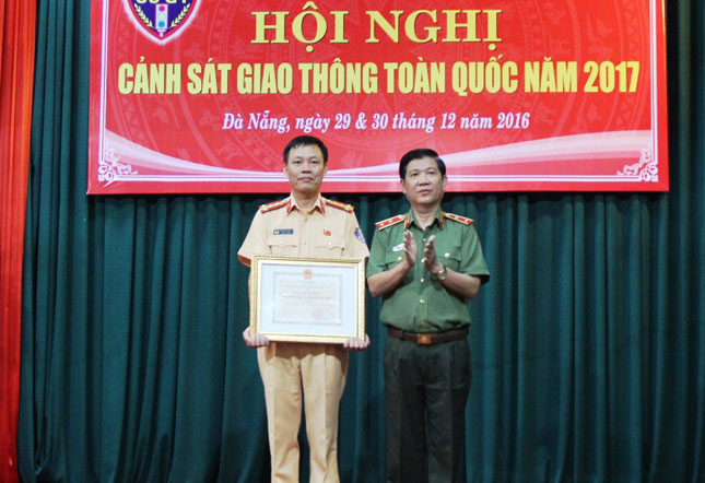 Trung tướng Nguyễn Văn Sơn, Thứ trưởng Bộ Công an trao bằng khen của Chủ tịch Ủy ban An toàn giao thông Quốc gia cho đại diện tập thể thuộc Cục CSGT, Bộ Công an.