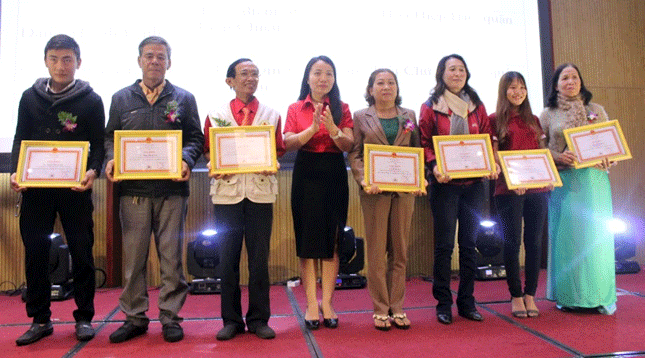 Các tình nguyện viên CTĐ xuất sắt nhận Giấy khen của Hội CTĐ thành phố về thành tích xuất sắt trong năm 2016