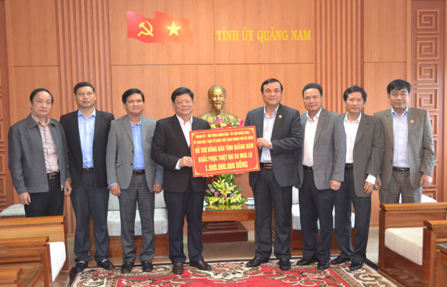 Phó Bí thư Thường trực Thành ủy Võ Công Trí trao 1 tỷ đồng hỗ trợ đồng bào Quảng Nam khắc phục thiệt hại do mưa bão.