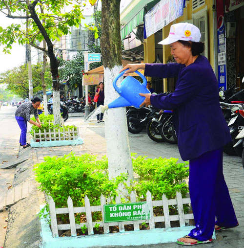 Ý thức về xây dựng văn hóa, văn minh đô thị ngày càng được nâng lên. TRONG ẢNH: Người dân phường Nam Dương, quận Hải Châu chăm sóc bồn hoa trên đường phố.