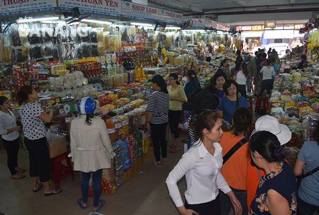 Các chợ tăng lượng hàng để phục vụ nhu cầu mua sắm Tết. Trong ảnh: Chợ Hàn những ngày này tấp nập khách. 