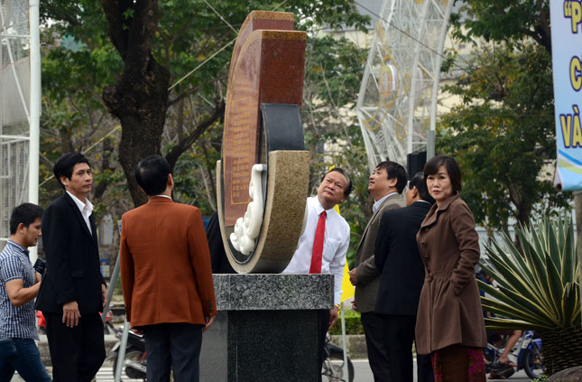 Vice Chairman Dung (3rd right) and representatives from the city authorities beside the monument