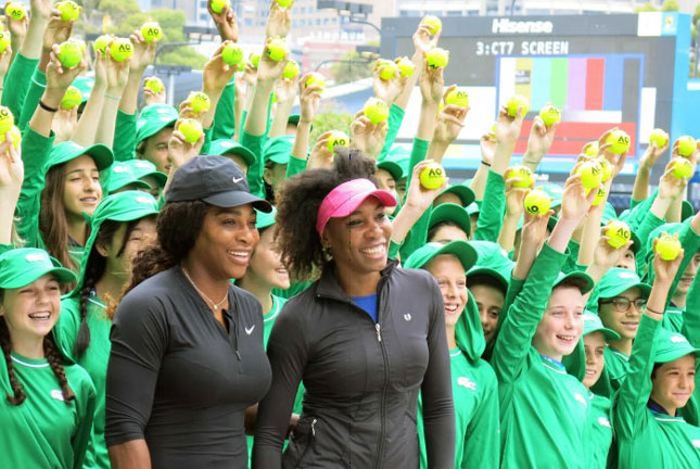 Các em vui vẻ khi gặp thần tượng là chị em nhà Williams: Venus và Serena trước thềm giải đấu.