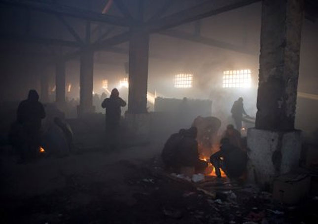 Những  người tỵ nạn cố tìm chút lửa để sưởi ấm trong cái lạnh kinh khủng ở châu Âu. 