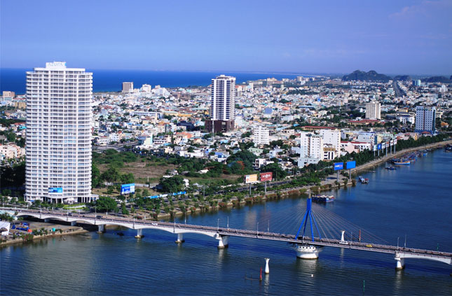 Cầu Sông Hàn, cây cầu đầu tiên ra đời tạo “cú hích” đưa bờ Đông phát triển.	                       Ảnh: HOÀNG NAM