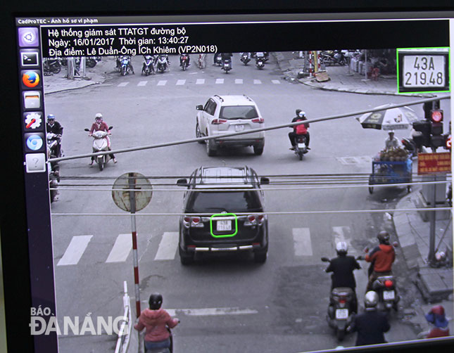 Một trường hợp ô-tô vượt đèn đỏ tại nút Lê Duẩn - Ông Ích Khiêm được hệ thống camera giám sát ghi lại.