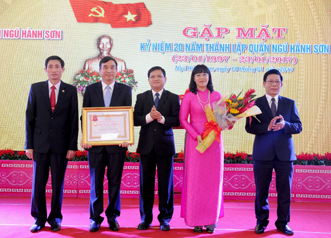 Thừa ủy nhiệm của Chủ tịch nước, Phó Chủ tịch HĐND thành phố Nguyễn Nho Trung trao tặng Huân chương Lao động hạng nhì cho Đảng bộ, chính quyền và nhân dân quận Ngũ Hành Sơn.