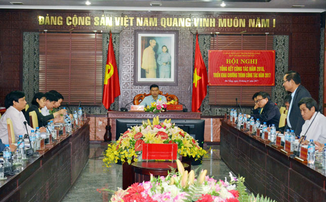 Phó Chủ tịch UBND thành phố Hồ Kỳ Minh (giữa) chủ trì hội nghị.