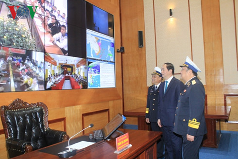 Chủ tịch nước Trần Đại Quang nói chuyện với quân và dân trên đảo Trường Sa Lớn, Song Tử Tây và đảo Sinh Tồn qua cầu truyền hình trực tuyến. Ảnh: VOV
