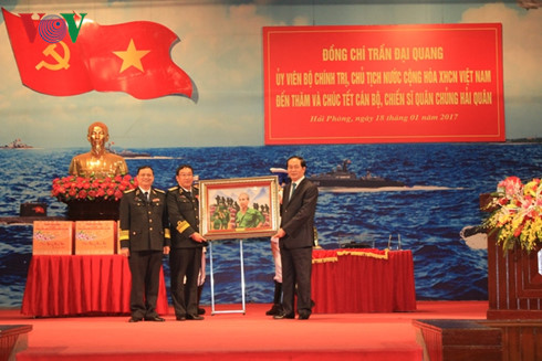 Chủ tịch nước tặng quà lưu niệm cho lãnh đạo Bộ Tư lệnh Hải quân. Ảnh: VOV
