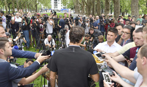 Rất đông đảo các nhà báo, phóng viên ảnh từ khắp nơi đã tới để chụp hình và phỏng vấn Federer