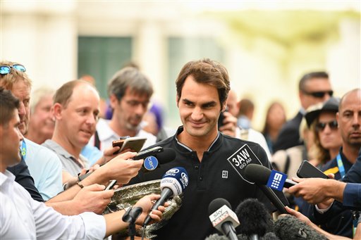 Federer trả lời các cầu hỏi của phóng viên, anh không hề né tránh bất cứ câu hỏi nào dù nhiều câu hỏi khá nhạy cảm (như việc tận dụng điều luận chăm sóc y tế để dừng trận đấu chung kết ở trước set năm và giữa set này)