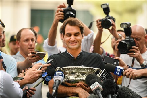 Federer vui vẻ trả lời các câu hỏi