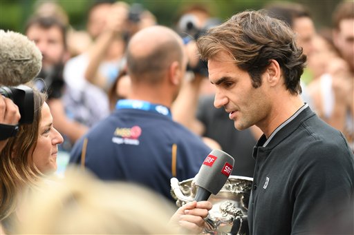 Federer trả lời một nữ phóng viên