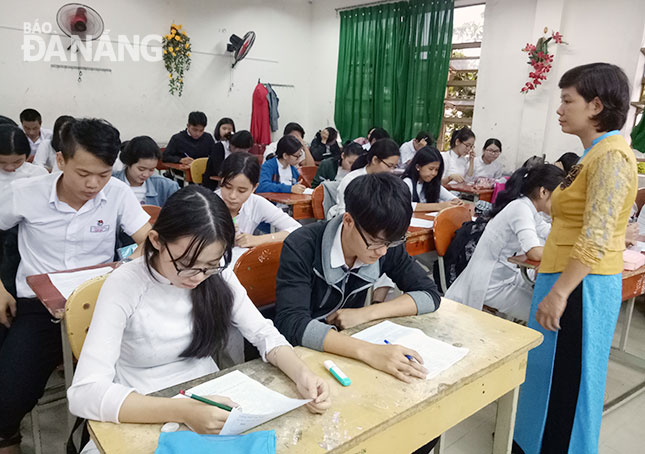 Học sinh Trường THPT Thái Phiên tích cực ôn tập chuẩn bị cho kỳ thi tốt nghiệp THPT quốc gia 2017.
