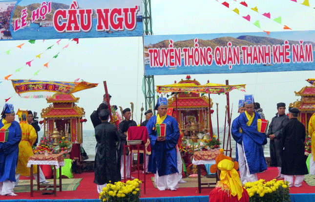 Lễ cầu an, cầu ngư diễn ra tại lễ đài chính.