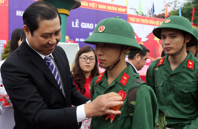 Chủ tịch UBND thành phố Huỳnh Đức Thơ gắn hoa, động viên các tân binh của huyện Hòa Vang.