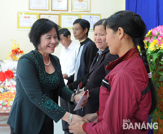 Chủ tịch UBMTTQVN thành phố Đặng Thị Kim Liên thăm hỏi, động viên và tặng quà cho bà con người Hoa tại xã Hòa Ninh, huyện Hòa Vang.  Ảnh: ĐẶNG NỞ