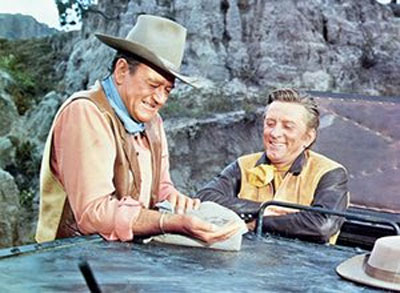  Douglas (phải) với John Wayne trong phim Xe chở tù nhân chiến tranh.