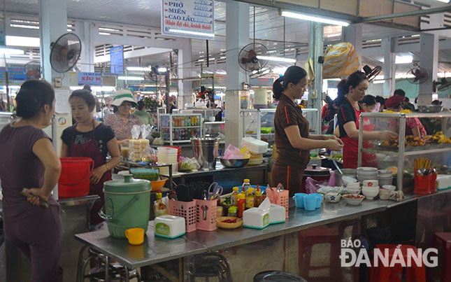 Các gian hàng bán thực phẩm chế biến sẵn tại chợ Mới được trang bị tủ kín, bàn inox bảo đảm an toàn thực phẩm.