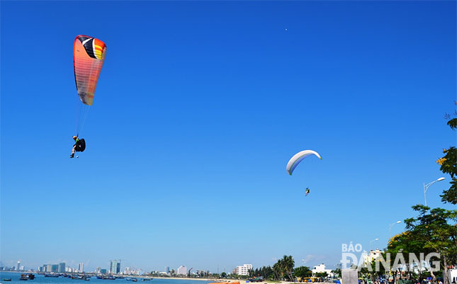  A scene from the 2016 Da Nang Paragliding Open Race themed ‘Flying over the Tien Sa Festival’