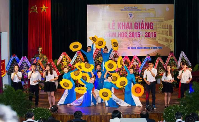 Đội văn nghệ Trường ĐH  Sư phạm ĐH Đà Nẵng tổ chức biểu diễn nhân lễ khai giảng năm  học 2015- 2016. (Ảnh do  Đoàn trường ĐH Sư phạm cung cấp)
