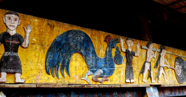 Hình ảnh gà xung quanh nhà Gươl của người Cơtu.