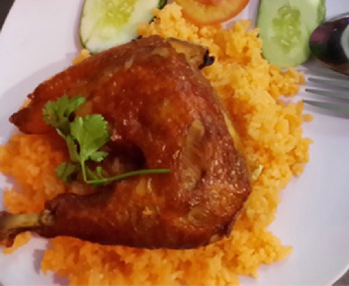 Đĩa cơm gà bình dân nhưng vô cùng hấp dẫn tại quán Trang. 