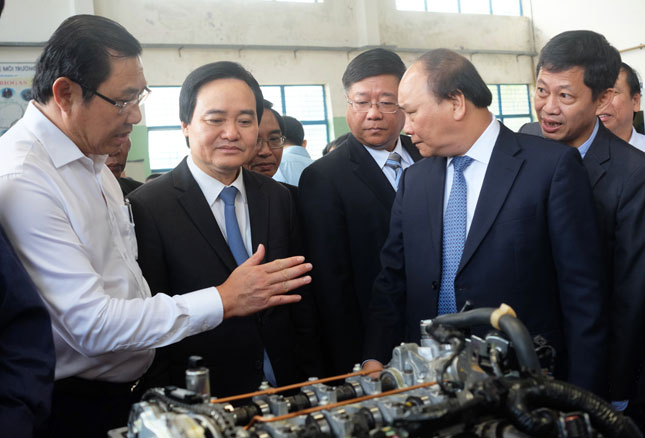 Thủ tướng Nguyễn Xuân Phúc thăm khu thực hành của Trường Đại học Bách khoa