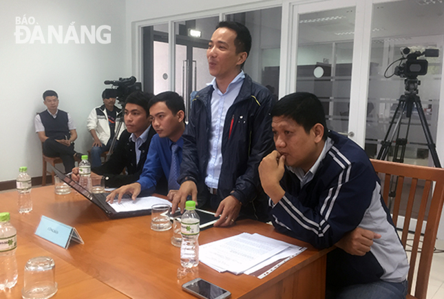 Các thành viên nhóm Phát triển Đà Nẵng trình bày dự án camera công cộng với Chủ tịch UBND thành phố Huỳnh Đức Thơ vào ngày 10-2 vừa qua. Ảnh: Ngọc Đoan