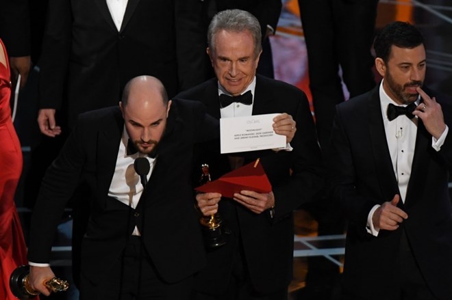 Tài tử Warren Beatty xướng nhầm tên Phim hay nhất tại giải thưởng Oscar lần thứ 89.