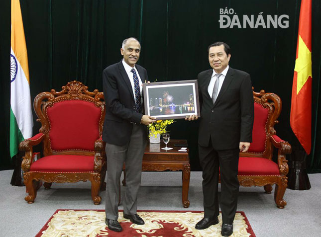 Chủ tịch UBND thành phố Huỳnh Đức Thơ (phải) tặng quà lưu niệm cho ông Parvathaneni Harish, Đại sứ Ấn Độ tại Việt Nam. 				               Ảnh: QUỐC KHẢI