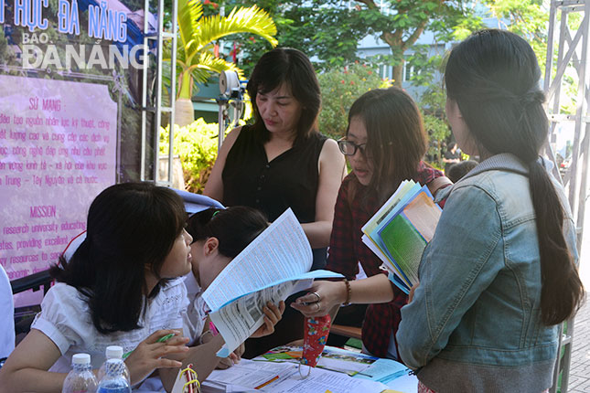Thí sinh tìm hiểu thông tin tại Ngày hội tư vấn tuyển sinh do Đại học Đà Nẵng tổ chức. 