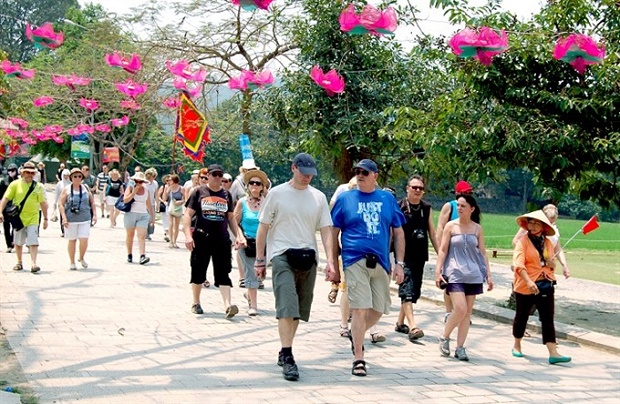 Foreign visitors at an attraction (Photo baodulich.net.vn)