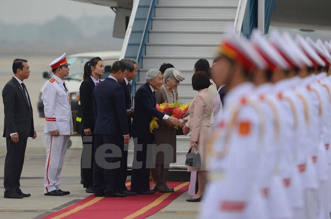 Nhà Vua và Hoàng hậu Nhật Bản bắt tay các quan chức Việt Nam tại sân bay. (Ảnh: PV/Vietnam+)