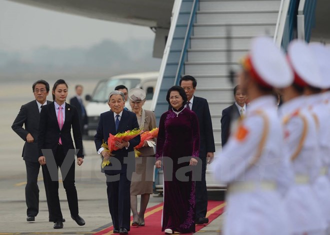 Phó Chủ tịch nước Đặng Thị Ngọc Thịnh cùng Nhà Vua và Hoàng hậu Nhật Bản ra xe. (Ảnh: PV/Vietnam+)