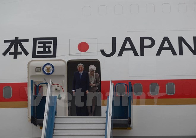 Nhật Hoàng Akihito và Hoàng hậu Michiko đã đặt chân xuống sân bay Nội Bài. (Ảnh: PV/Vietnam+)