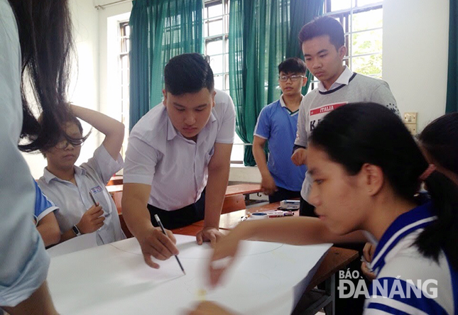 Một tiết sinh hoạt trong chương trình “Rèn luyện kỹ năng, nâng cao học tập” do Sở GD&ĐT phối hợp với Bệnh viện Tâm thần Đà Nẵng tổ chức.
