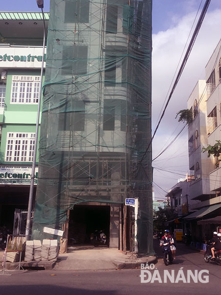 Công trình thi công ngôi nhà ở số 30 đường Lê Đình Lý chậm, gây bức xúc cho người dân trong khu vực.	
