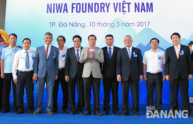 Lãnh đạo thành phố và Công ty TNHH Niwa Foundry Việt Nam chụp ảnh lưu niệm tại buổi lễ khánh thành. Ảnh: KHANG NINH