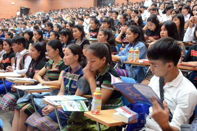 Hàng ngàn học sinh tham dự chương trình tư vấn mùa thi 2017