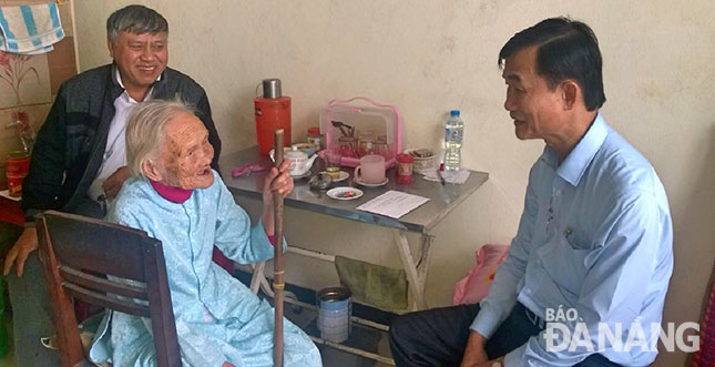 Chủ tịch UBND quận Thanh Khê Nguyễn Văn Tĩnh (phải) thăm hỏi sức khỏe Mẹ Việt Nam Anh hùng trên địa bàn quận.