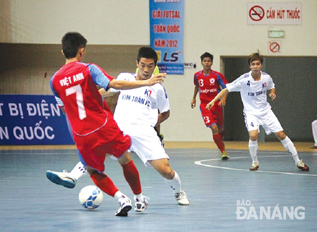 Kim Toàn FC (áo trắng) phải đối mặt với rất nhiều khó khăn tại vòng loại giải Futsal vô địch quốc gia 2017.                Ảnh: ANH VŨ