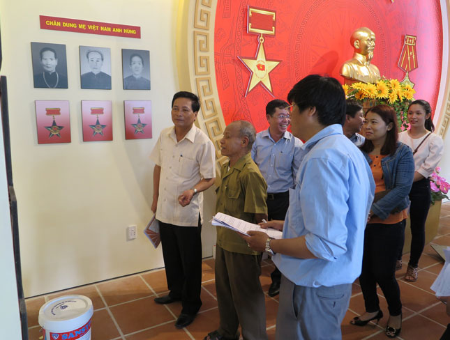 Các nhân chứng và lãnh đạo quận Liên Chiểu tham gia góp ý trưng bày hiện vật tại Nhà truyền thống di tích lịch sử căn cứ cách mạng B1-Hồng Phước.